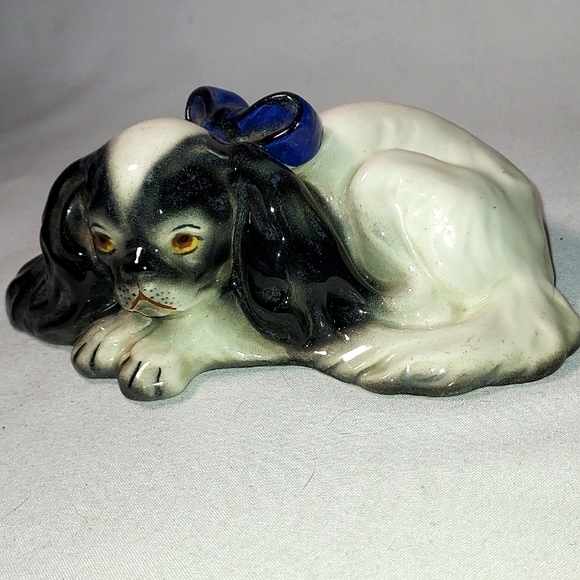 Vintage Cavalier King Charles Spaniel Black & White Puppy w/Blue Bow Figurine - Picture 1 of 12